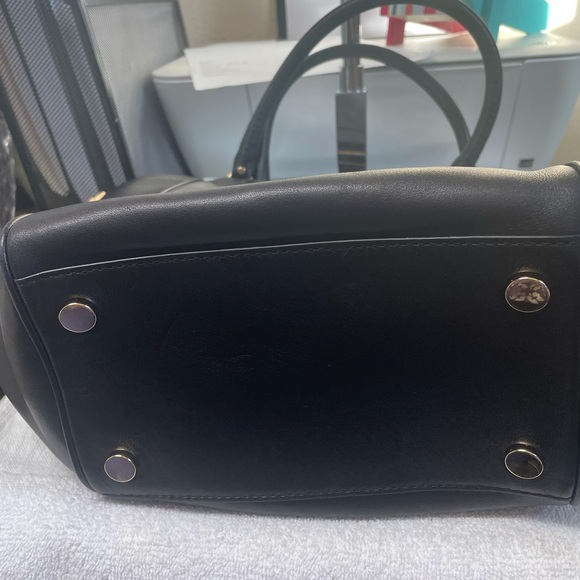 Michael Kors Amelia Top Zip Tote - Picture 8 of 13